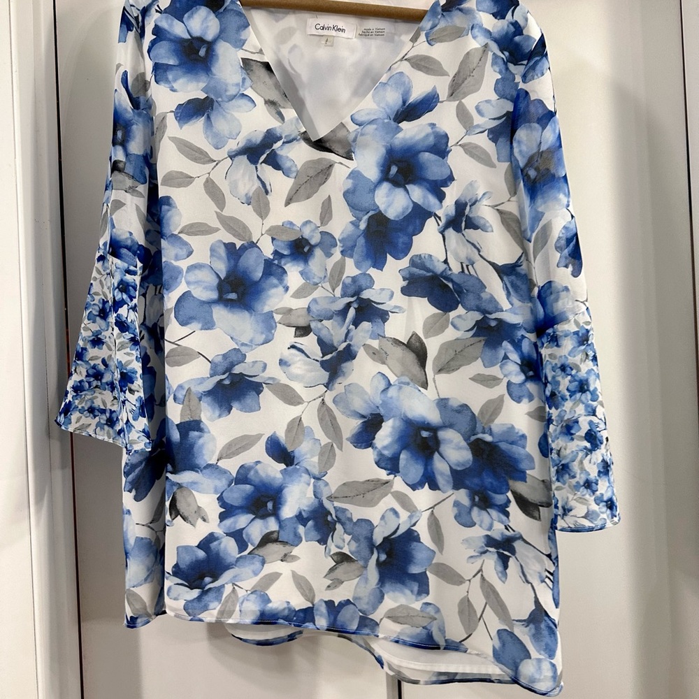 Women’s Tops - Picture 8 of 10